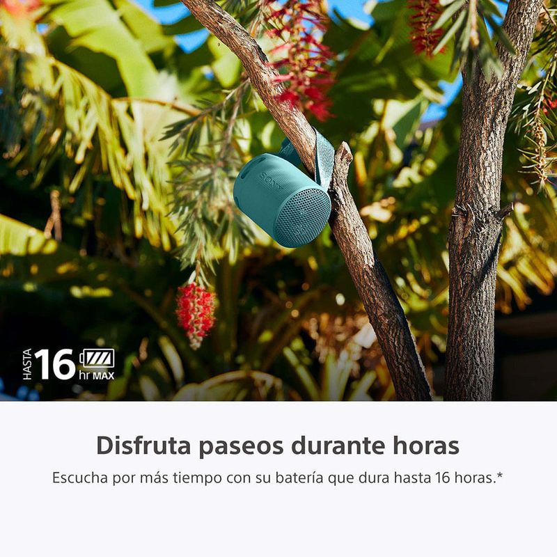 Parlante Sony SRS-XB100 sonido potente portátil resistente al agua vista frontal en uso exterior