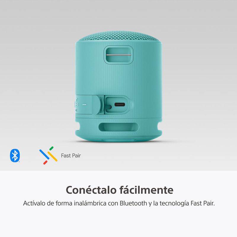 Parlante Sony SRS-XB100 sonido potente portátil resistente al agua vista frontal en uso exterior