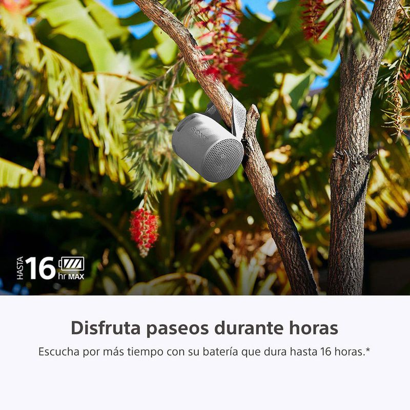 Parlante Sony SRS-XB100 sonido potente portátil resistente al agua blanco vista frontal en uso exterior