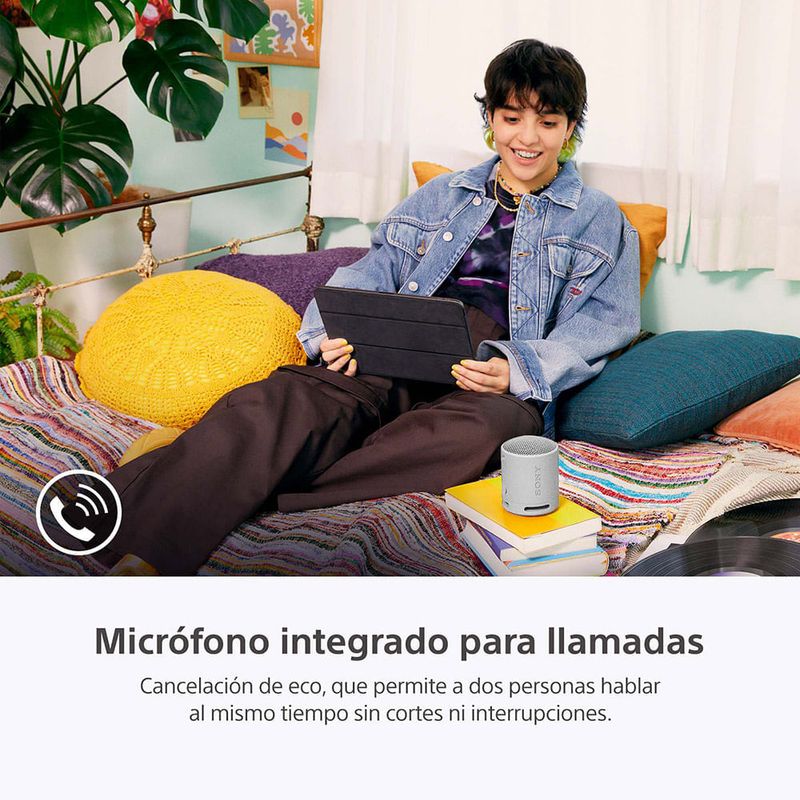 Parlante Sony SRS-XB100 sonido potente portátil resistente al agua blanco vista frontal en uso exterior