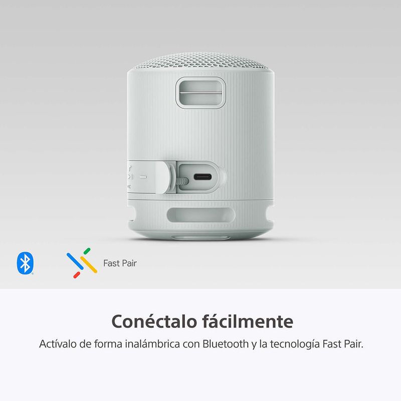 Parlante Sony SRS-XB100 sonido potente portátil resistente al agua blanco vista frontal en uso exterior