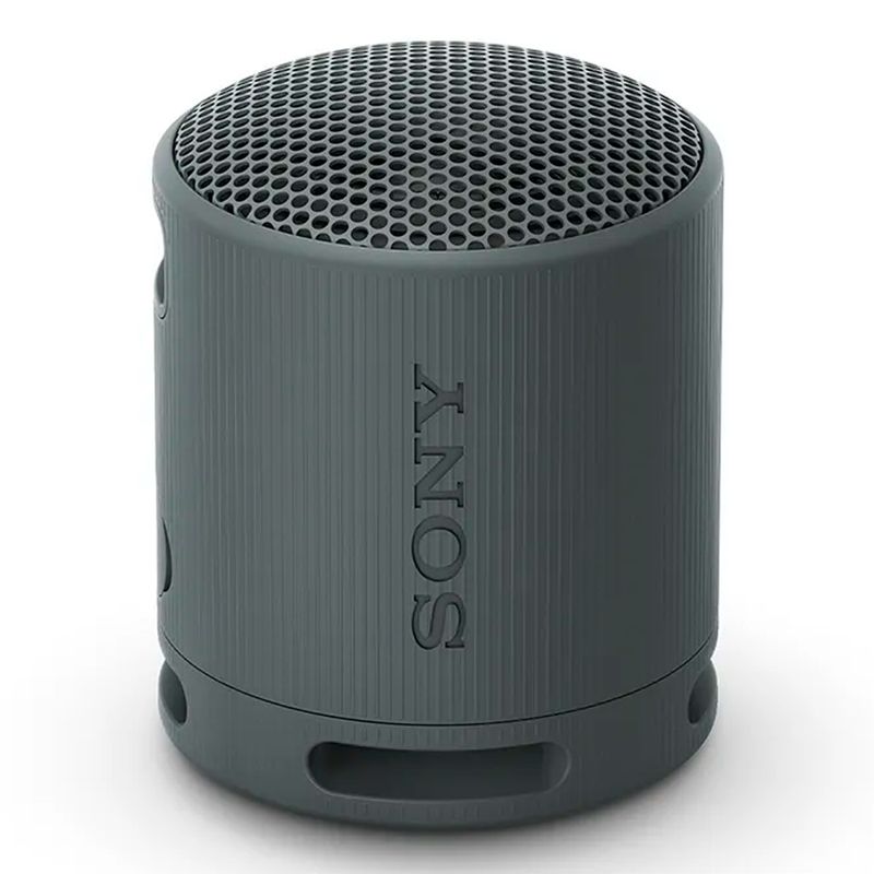 Parlante Sony SRS-XB100 sonido potente portátil resistente al agua negro vista frontal en uso exterior