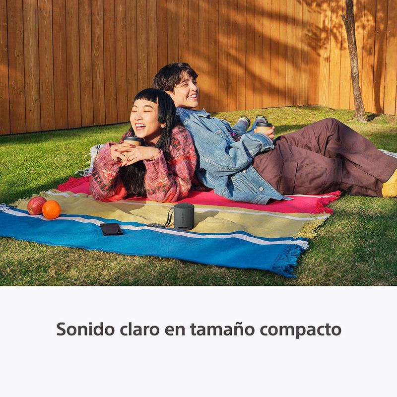 Parlante Sony SRS-XB100 sonido potente portátil resistente al agua negro vista frontal en uso exterior