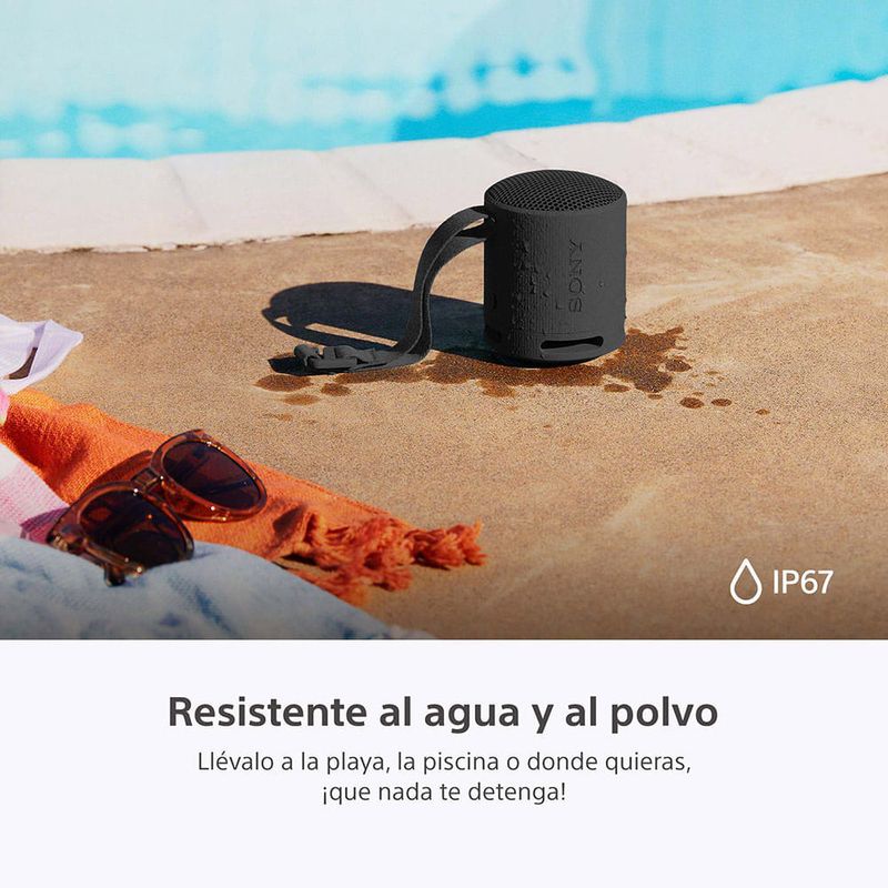 Parlante Sony SRS-XB100 sonido potente portátil resistente al agua negro vista frontal en uso exterior