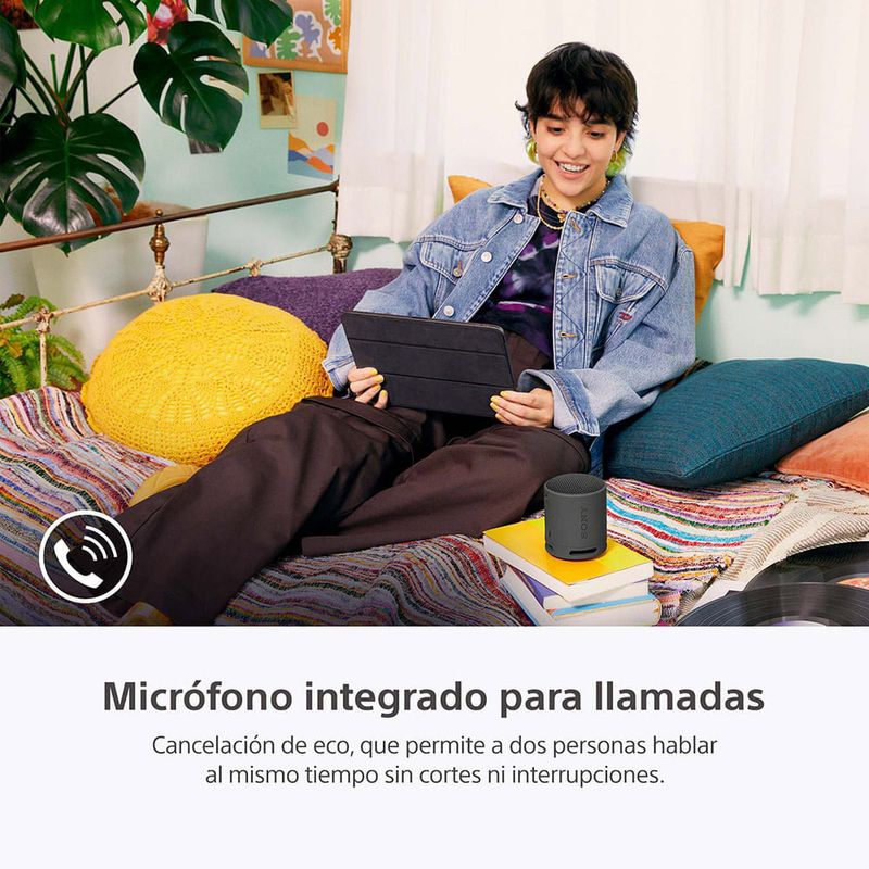 Parlante Sony SRS-XB100 sonido potente portátil resistente al agua negro vista frontal en uso exterior