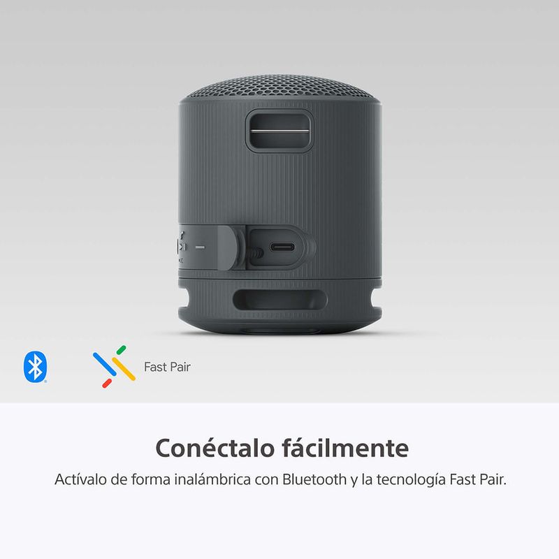 Parlante Sony SRS-XB100 sonido potente portátil resistente al agua negro vista frontal en uso exterior