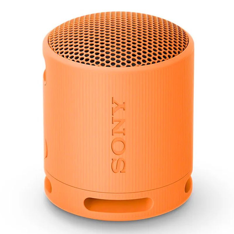 Parlante Sony SRS-XB100 sonido potente portátil resistente al agua negro vista frontal en uso exteriorParlante Sony SRS-XB100 sonido potente portátil resistente al agua naranja vista frontal en uso exterior