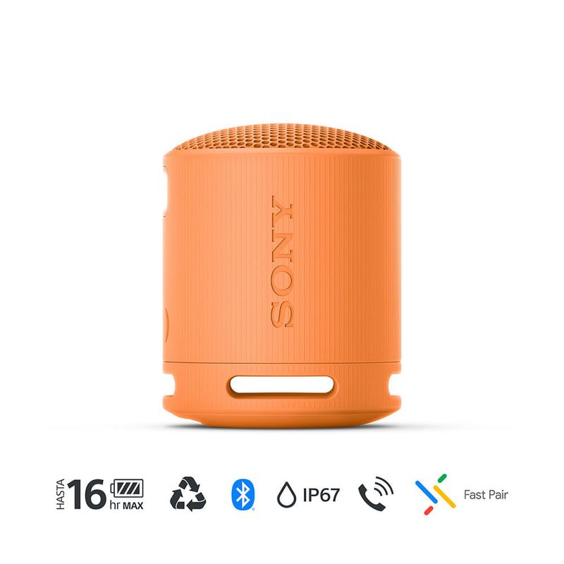 Parlante Sony SRS-XB100 sonido potente portátil resistente al agua naranja vista frontal en uso exterior