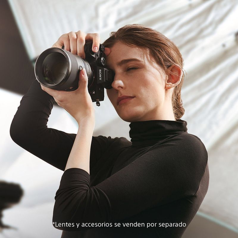 Cámara mirrorless Sony Alpha a7R IV 61MP full frame pantalla táctil vista frontal en estudio fotográfico