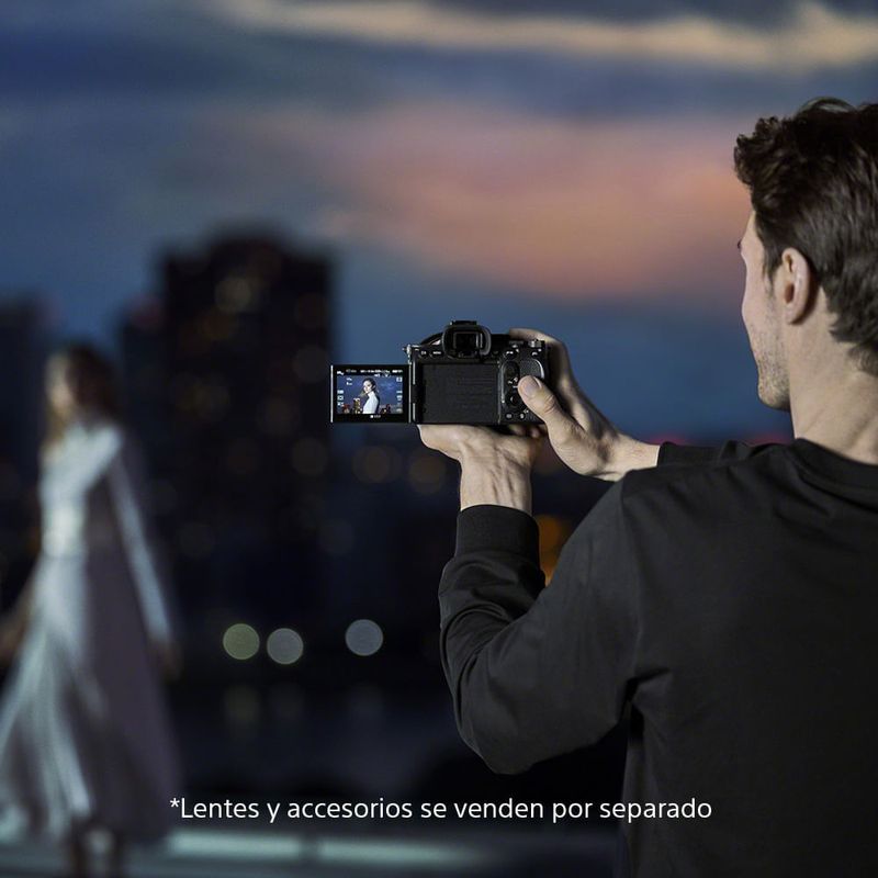 Cámara mirrorless Sony Alpha a7S III full frame grabación 4K pantalla táctil vista frontal en estudio profesional