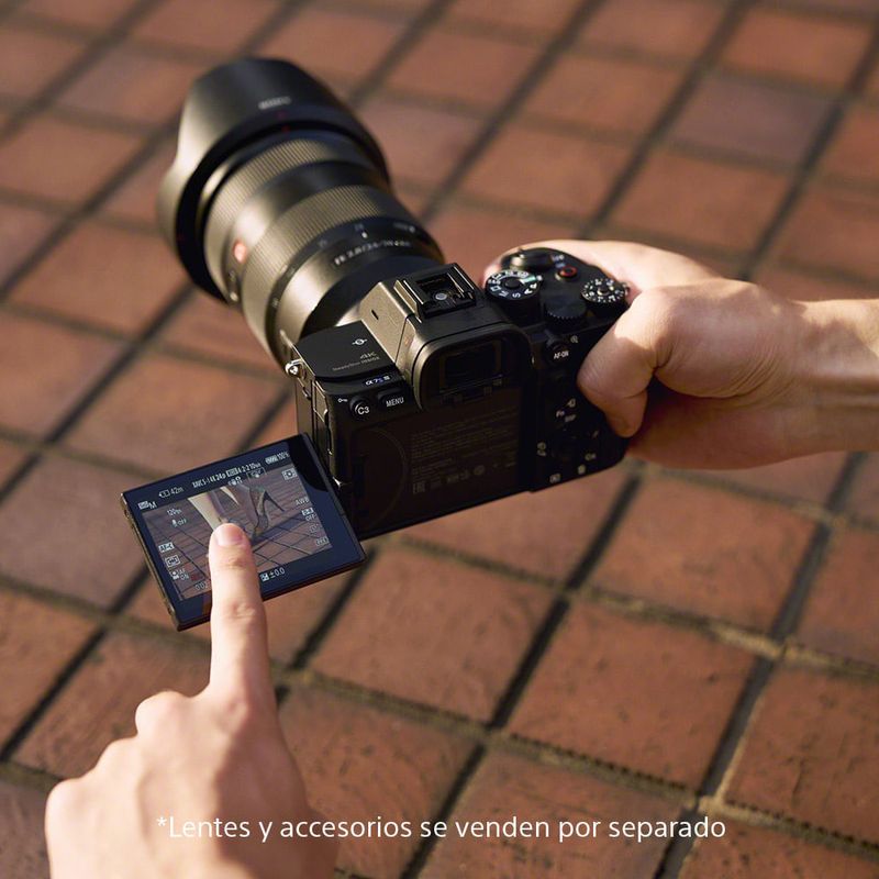 Cámara mirrorless Sony Alpha a7S III full frame grabación 4K pantalla táctil vista frontal en estudio profesional