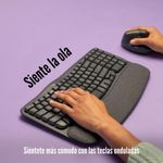 Teclado ergonómico inalámbrico Logitech Wave Keys Ergo, diseño ondulado ergonómico con reposamanos acolchado, color negro, vista en uso, sobre escritorio con mano utilizando teclado y mouse