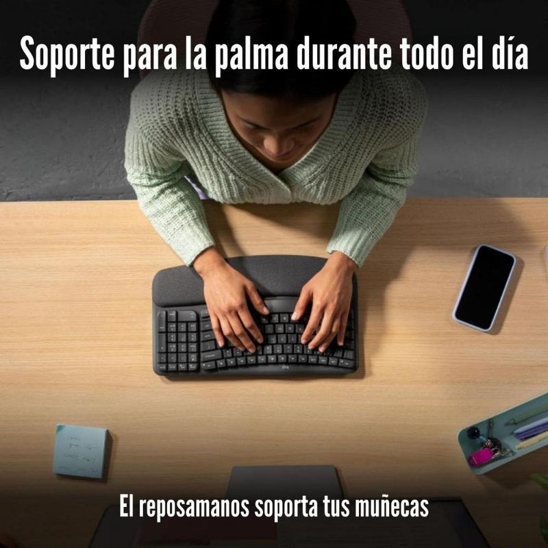 Teclado ergonómico inalámbrico Logitech Wave Keys Ergo, diseño ondulado ergonómico con reposamanos acolchado, color negro, vista en uso, sobre escritorio con soporte para palmas durante todo el día