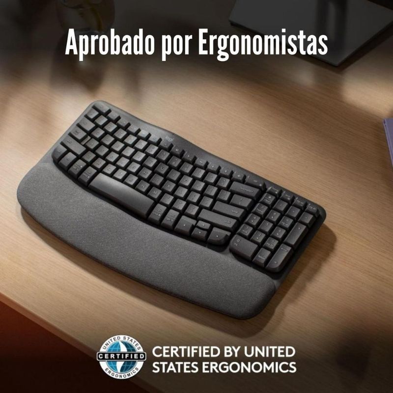 Teclado ergonómico inalámbrico Logitech Wave Keys Ergo, diseño ondulado ergonómico con reposamanos acolchado, color negro, vista frontal-oblicuo, en gráfica promocional sobre escritorio