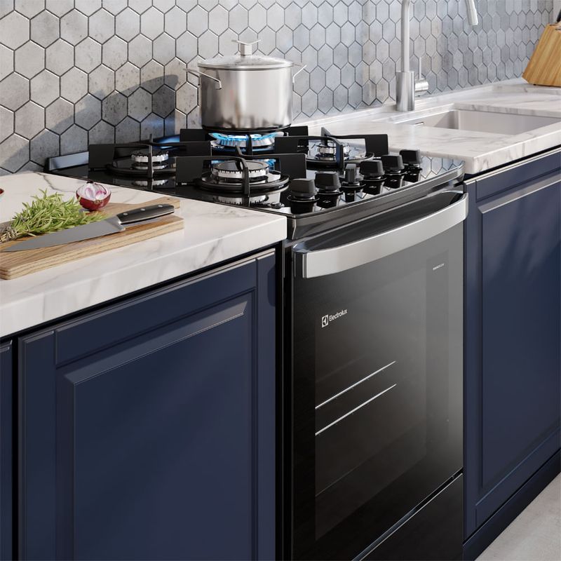 Cocina Electrolux F4EPB 4 quemadores PerfectCook Negro frontal en cocina moderna