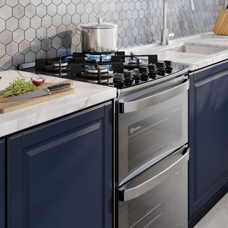 Cocina Electrolux F4EDG 4 Quemadores Doble Horno PerfectCook VaporBake Parrillas Hierro Fundido Gris, vista frontal en cocina moderna