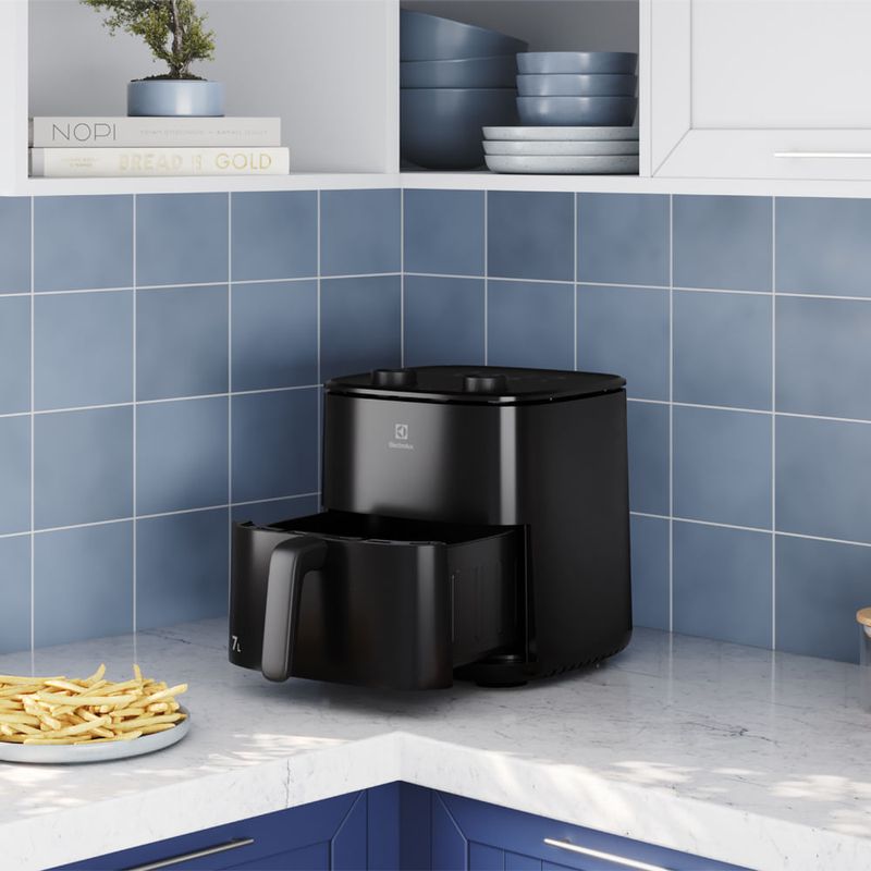Freidora de aire Electrolux EAF70 7L 1700W Negra frontal cocina moderna