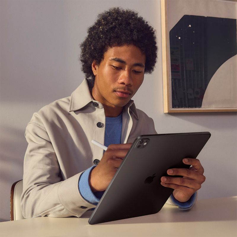 tablet-apple-ipad-pro-13-8va-gen-m5-256gb-12gb-ram-spaceblack-ambientado