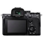 Cámara mirrorless Sony Alpha a7 IV 33MP video 4K cuerpo solo negro vista frontal con kit básico