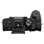 Cámara mirrorless Sony Alpha a7 IV 33MP video 4K cuerpo solo negro vista frontal con kit básico