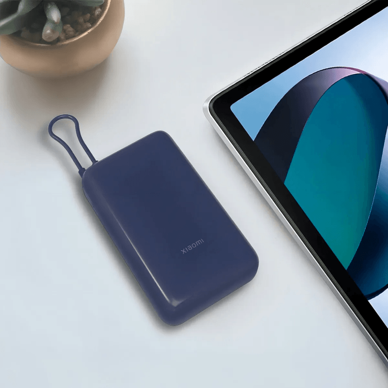Power Bank Xiaomi 20000mAh 33W carga rápida azul vista uso con smartphone