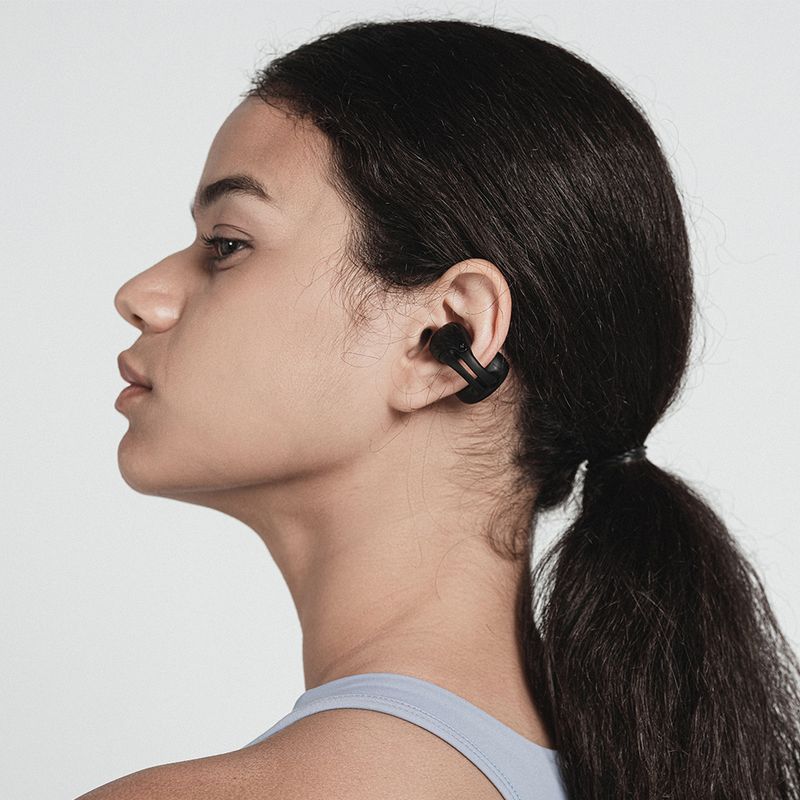 Audífonos bluetooth True Wireless Hakii Link resistencia al agua IPX5 negro vista en uso ajuste intraaural deportivo