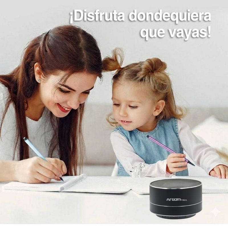 Parlante bluetooth ArgomTech Cyclone 3W hasta 8 horas de reproducción negro vista frontal uso portátil