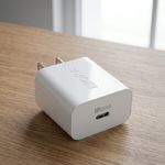 Cargador 1Hora USB-C 20W carga rápida seguro blanco  oblicuo