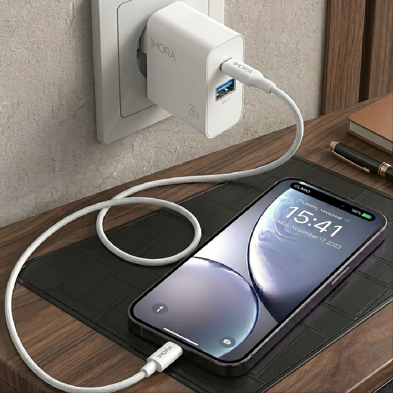 Cargador-1Hora-20W-USB---USB-C-carga-rapida-blanco-frontal-oblicuo-uso