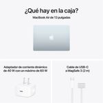 MacBook Air M5 portátil ligera con teclado inglés color sky blue vista contenido de la caja