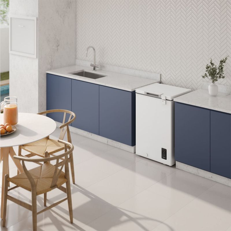 Congelador Electrolux en uso almacenamiento alimentos color blanco