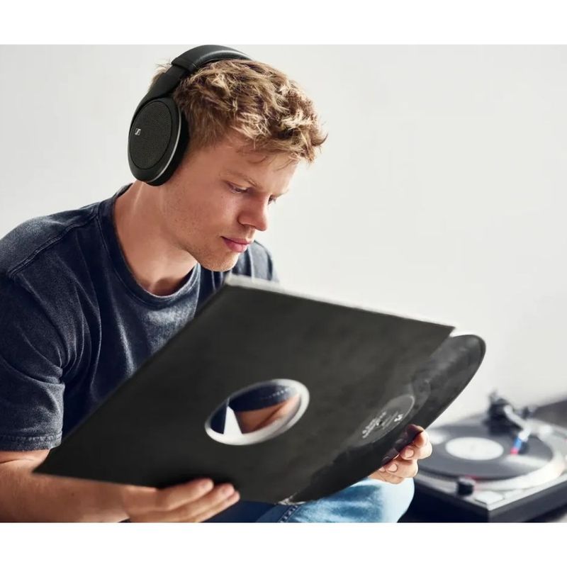 Audífonos over ear Sennheiser HD 550 sonido alta fidelidad conexión por cable negro en uso