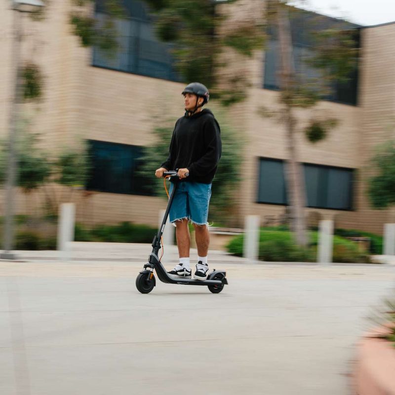 Scooter eléctrico Segway Ninebot E2 Plus II 8.1", autonomía hasta 25km, velocidad máxima 25 km/h, tiempo de carga 7 horas, ángulo lateral con una persona en scooter