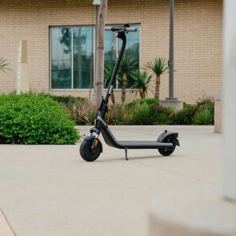 Scooter eléctrico Segway Ninebot E2 Plus II 8.1", autonomía hasta 25km, velocidad máxima 25 km/h, tiempo de carga 7 horas, lateral