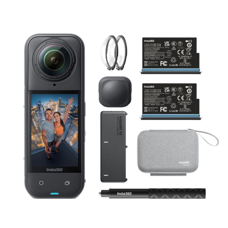 Cámara de acción Insta360 X5 Essential Bundle negro vista diagonal kit completo