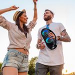 Parlante Aiwa Boombox TWS negro uso en fiesta