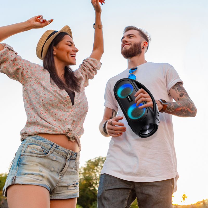Parlante Aiwa Boombox TWS negro uso en fiesta
