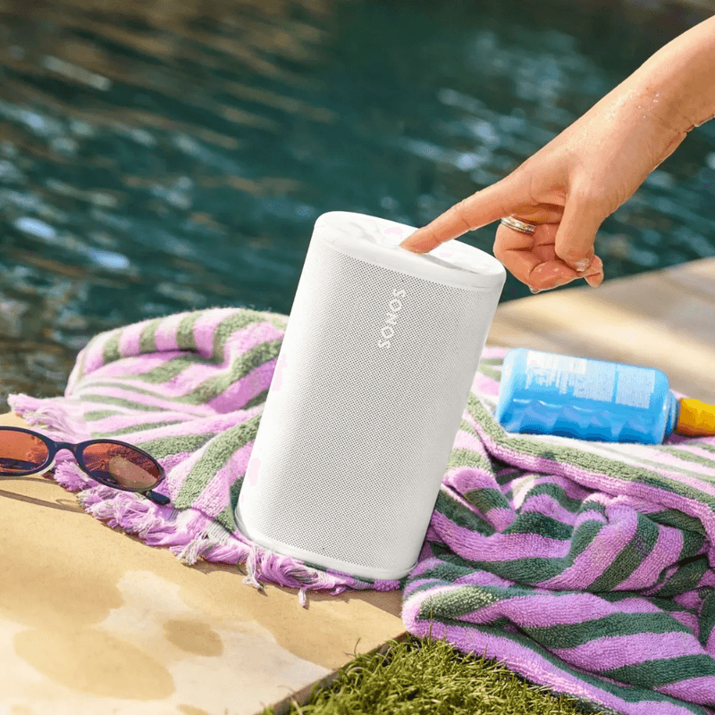 Parlante Sonos Play portátil blanco uso en exteriores