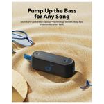 Parlante Bluetooth Soundcore Select 3 portátil negro toma en playa