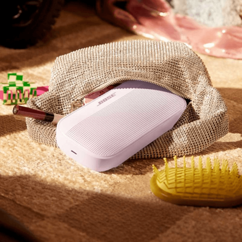 Parlante Bose SoundLink Flex II Petal Pink uso en viaje