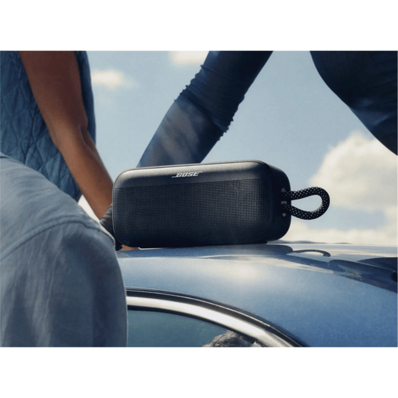 Parlante bluetooth Bose SoundLink Plus 15W IP67 color negro vista frontal en uso