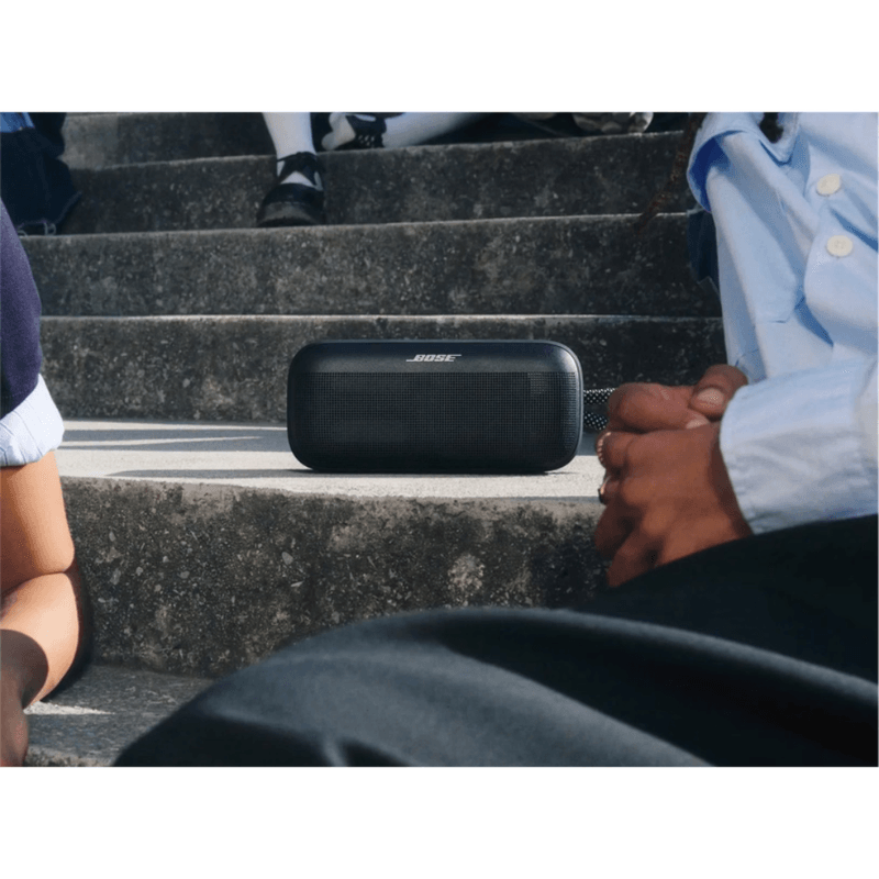 Parlante bluetooth Bose SoundLink Plus 15W IP67 color negro vista frontal en uso