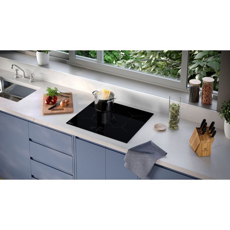 Encimera de inducción Electrolux IE4TW 60cm 4 hornillas detalle cocina