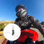 Abrazadera de alta resistencia Insta360 color negro en uso