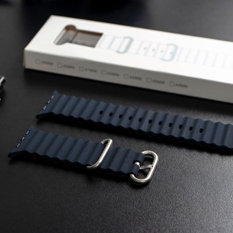 Correa Ocean Ultra OEM Apple Watch gris oscuro titanio contexto
