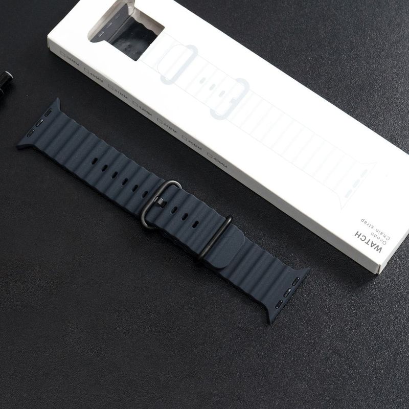 Correa Ocean Ultra OEM Apple Watch gris oscuro hebilla negra lateral uso