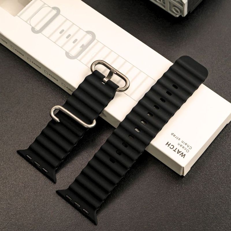 Correa Ocean Ultra OEM Apple Watch titanio negra frontal uso