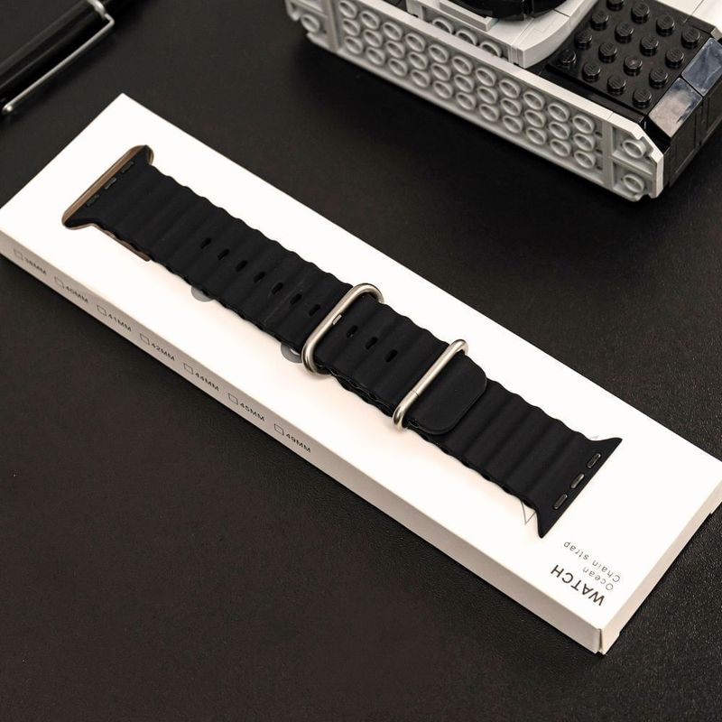 Correa Ocean Ultra OEM Apple Watch titanio negra frontal uso