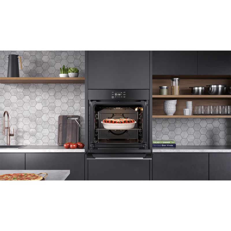 Horno Electrolux OE8EA 80L AirFry panel digital encendido