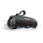 Parlante bluetooth JBL Charge 6 Auracast 40W negro vista en uso resistencia al agua IP68